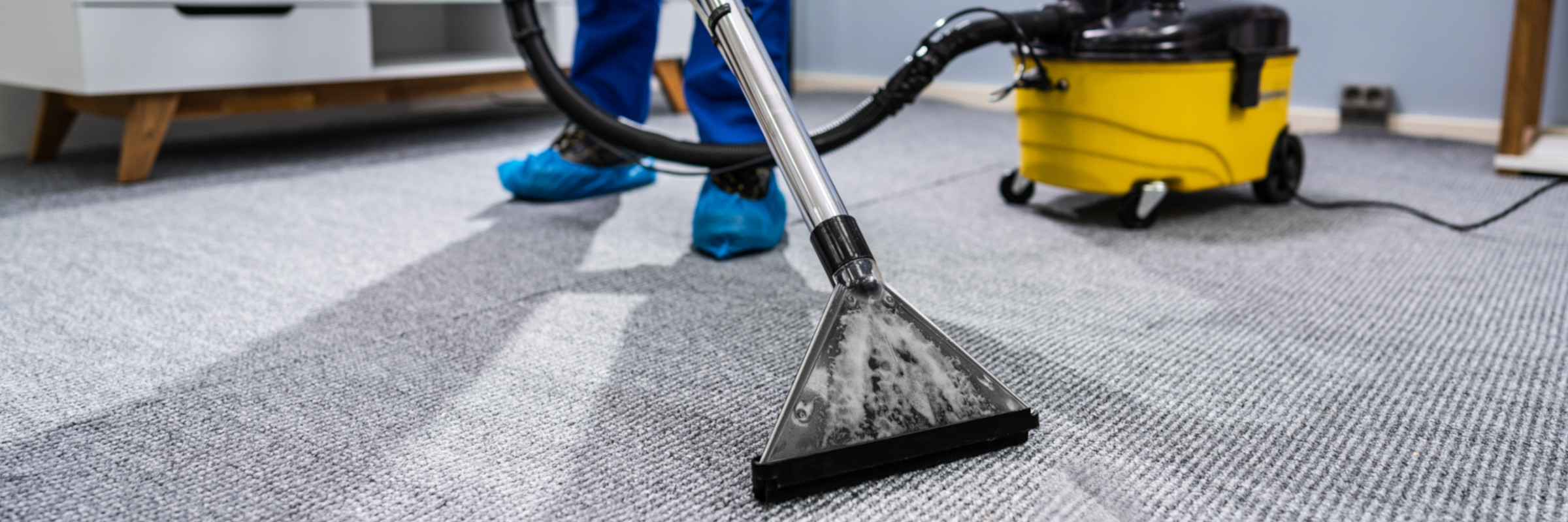 Upholstery and carpet cleaning machine